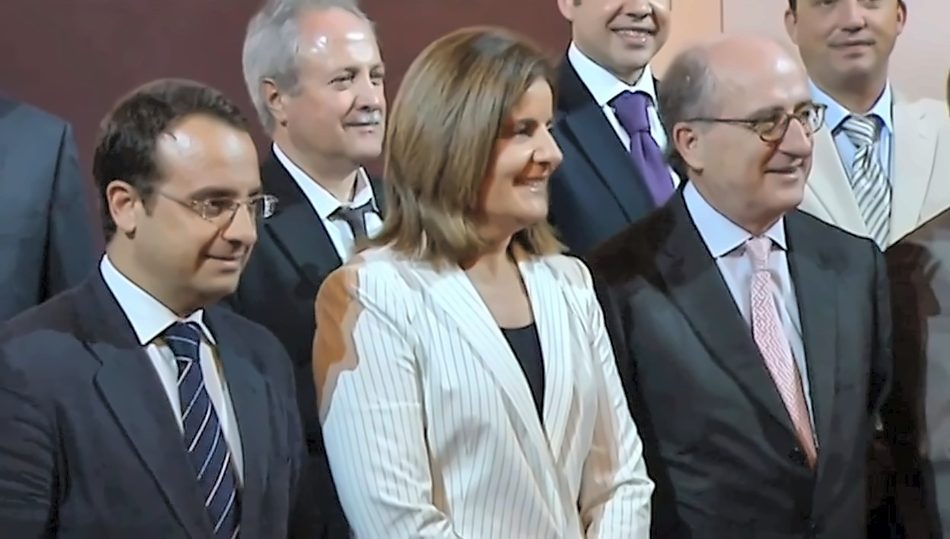 A team member with Minister Fátima Báñez and Antonio Brufau during the event