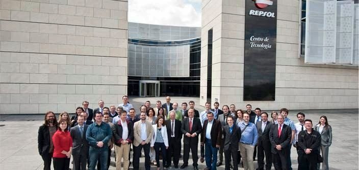 About fifty people pose in front of the Repsol Technology Centre building