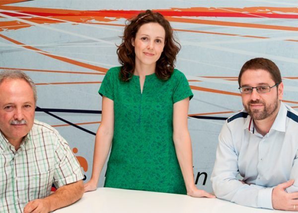 Juan Manuel, Zayda and Alejandro Donaire, leaning on a white table