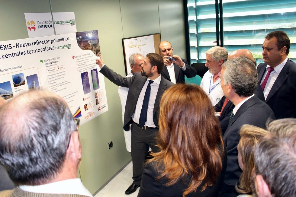 A team member points to the REFLEXIS panel in front of the minister’s delegation